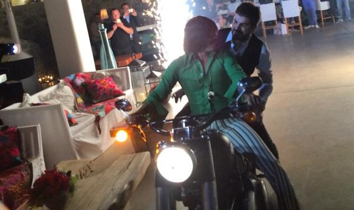 Σίσσυ Φειδά – Γιώργος Ανδρίτσος: Η εντυπωσιακή είσοδος του γαμπρού με τον Τόνυ Σφήνο!