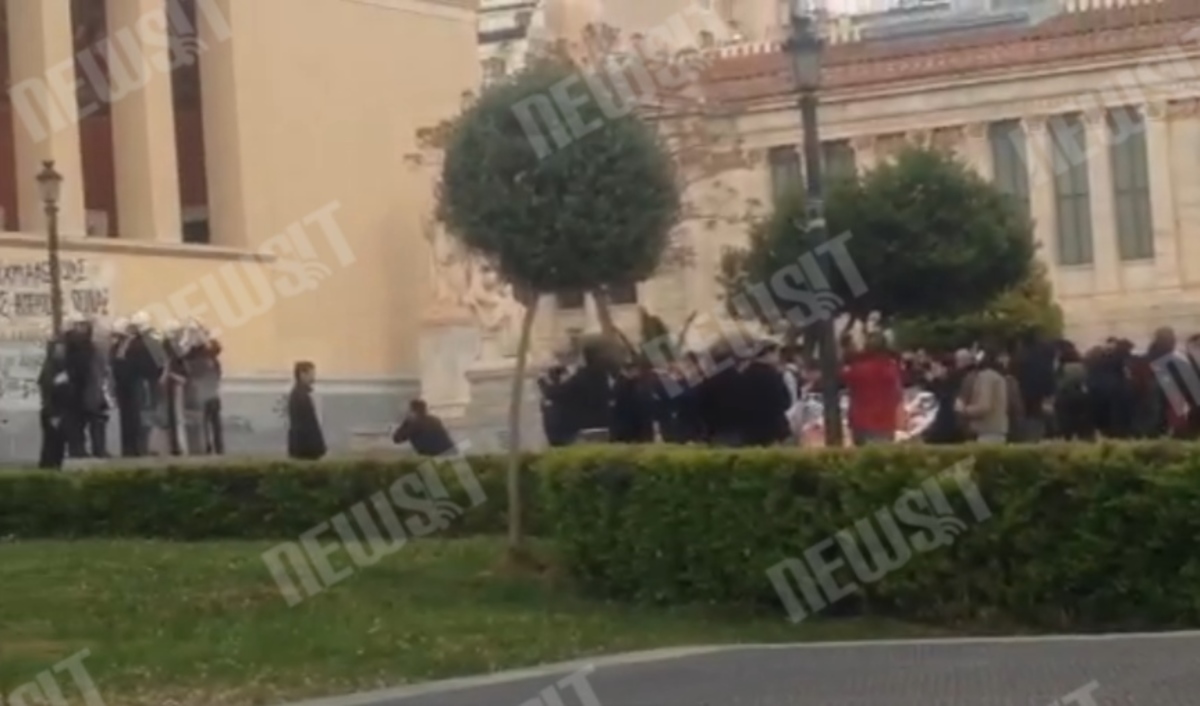 Αστυνομικοί έξω από πρυτανεία