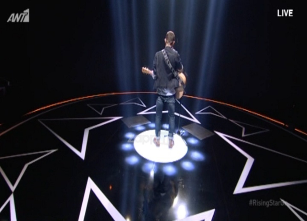 Rising Star: Βγήκε με την κιθάρα του και μάγεψε το κοινό! Πέρασε με 85%!