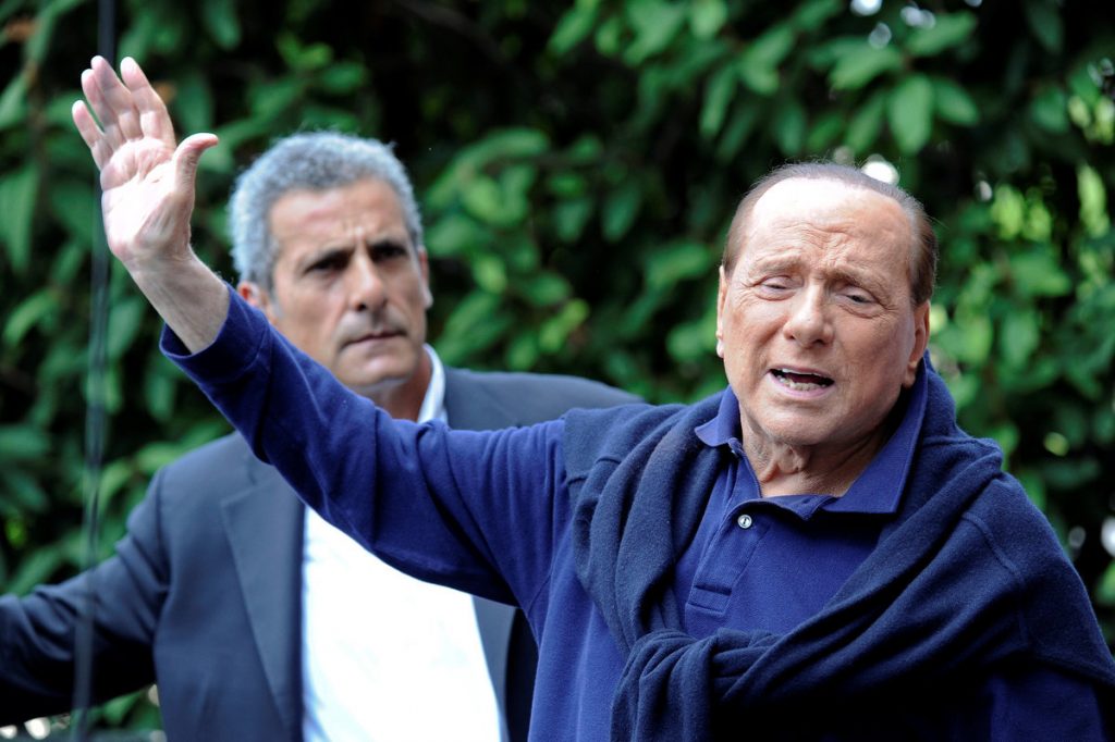 Καταβεβλημένος ο Σίλβιο Μπερλουσκόνι βγήκε από το νοσοκομείο – ΦΩΤΟ