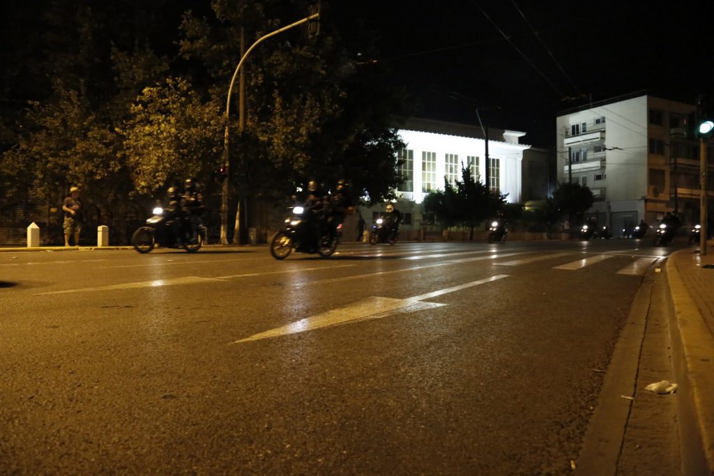 Πιάστηκαν στα χέρια στην πλατεία Συντάγματος για την ελληνική σημαία