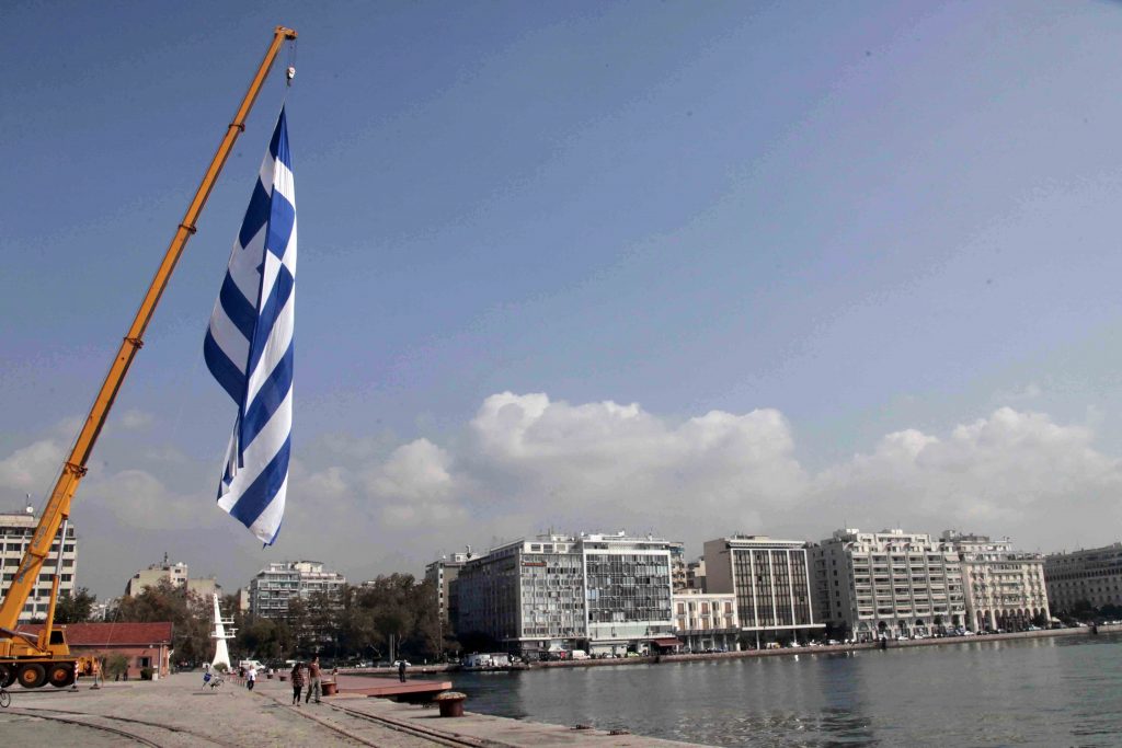 Η μεγαλύτερη ελληνική σημαία στο λιμάνι της Θεσσαλονίκης