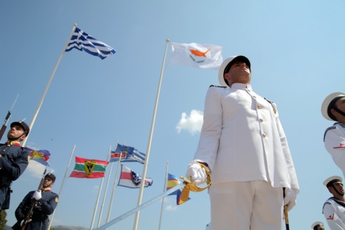 Το απρόοπτο με τη σημαία στην αλλαγή του Α/ΓΕΕΘΑ! Δεν κατέβαινε με τίποτα!