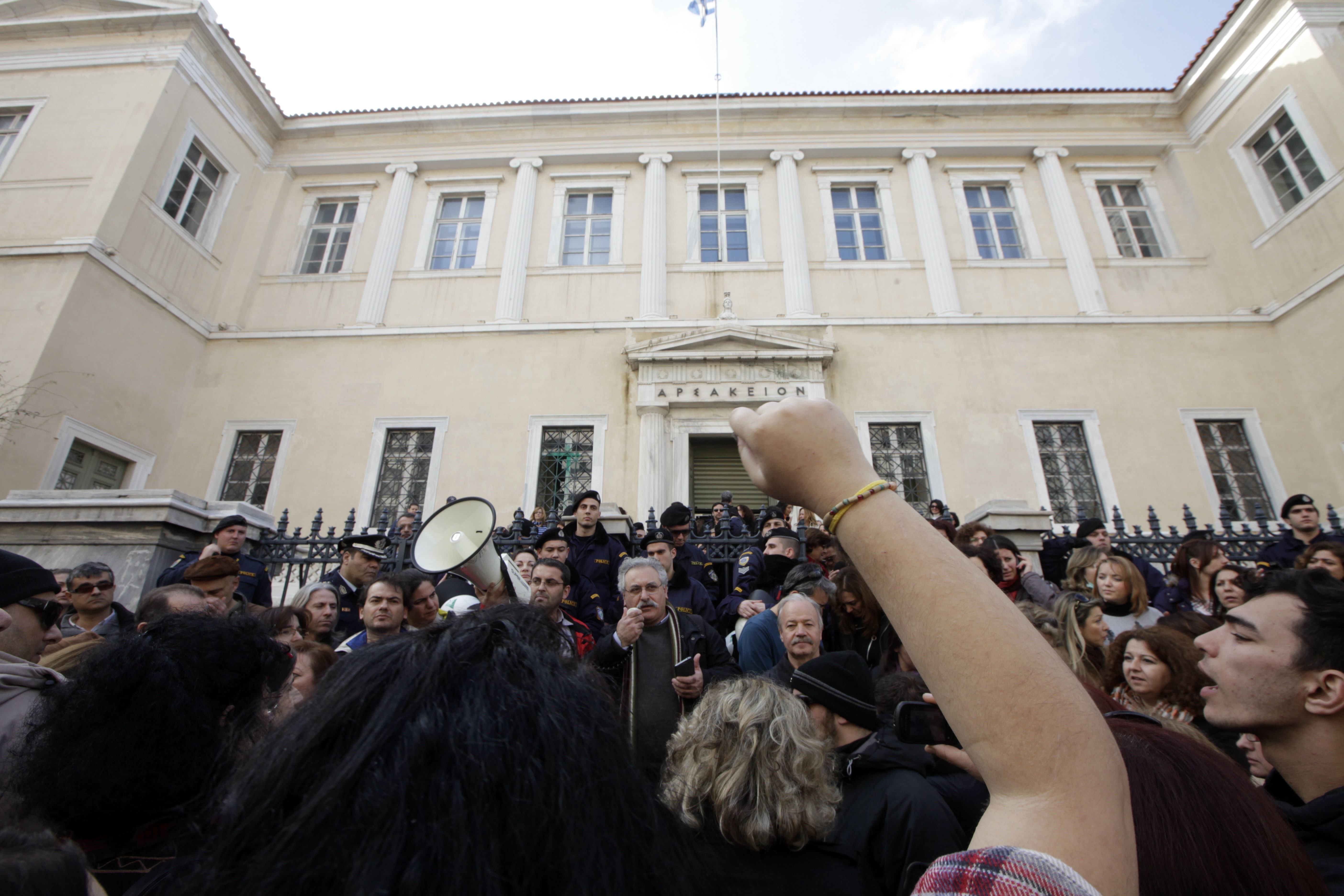 “Βόμβες” από ΣτΕ: Συνταγματικές οι μειώσεις μισθών στον ιδιωτικό τομέα! Η τρύπα στον προϋπολογισμό από ένστολους και δικαστικούς