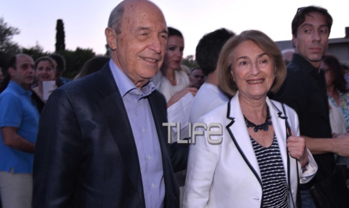 Σπάνια εμφάνιση του Κώστα Σημίτη με τη σύζυγό του και την εγγονή του