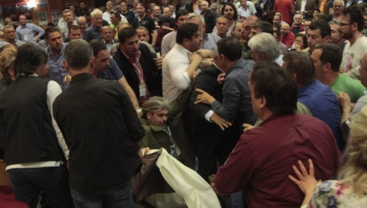 Σκοτωμός στο συνέδριο της ΠΟΕ-ΟΤΑ – Σπρωξίδια και κλωτσιές – ΒΙΝΤΕΟ