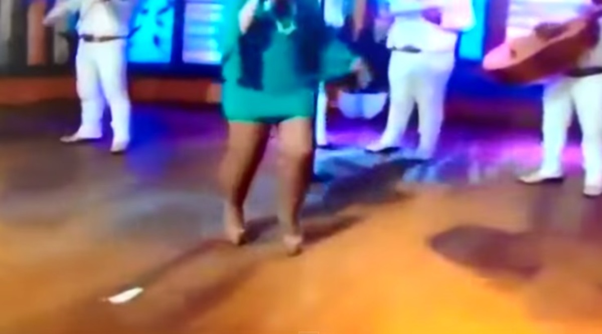 Απίστευτο! Τραγουδίστρια “έχασε” το σερβιετάκι της την ώρα που τραγουδούσε!