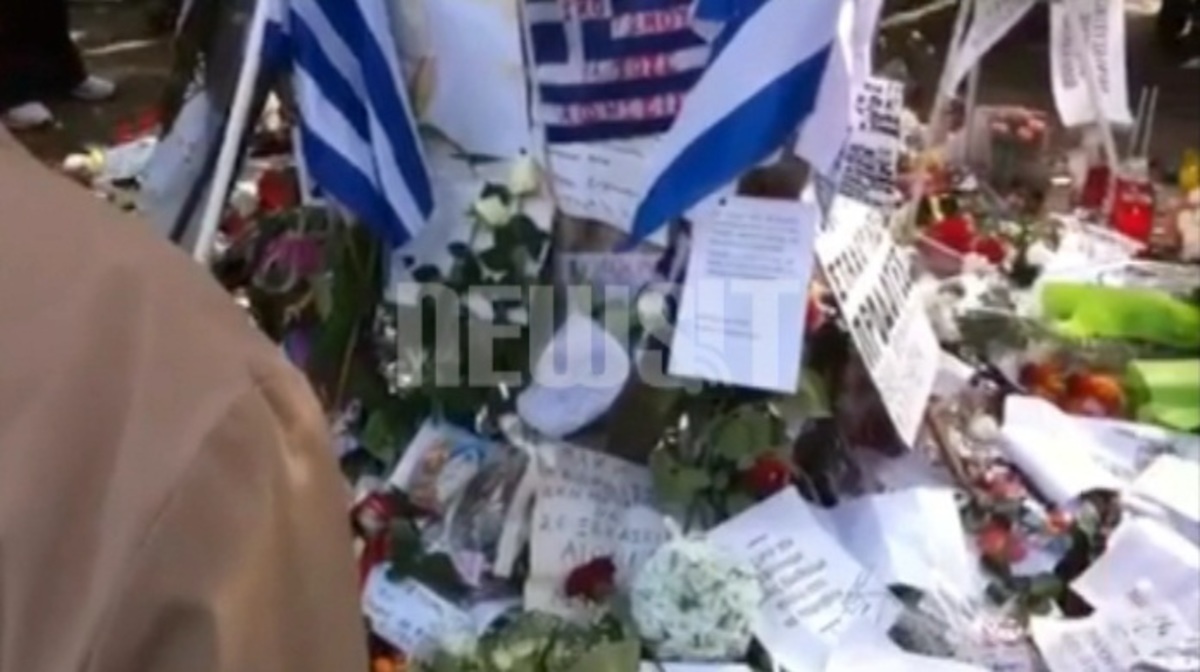 Σύνταγμα: Λουλούδια και μηνύματα