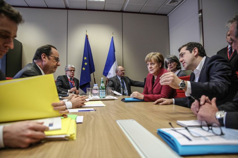 Το χρέος μπορεί να τινάξει στον αέρα τη συμφωνία στο Eurogroup – Χρήματα μόνο με λύση σε όλα – Ανοιχτό το ενδεχόμενο Συνόδου Κορυφής