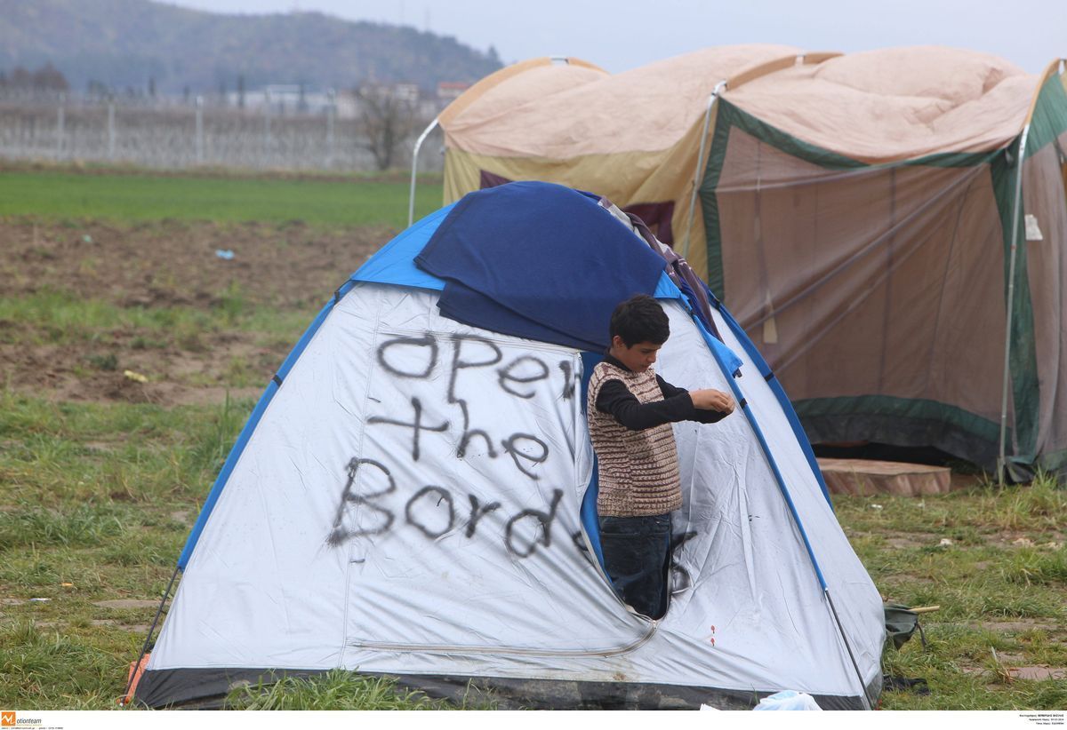 Και επίσημα χιλιάδες εγκλωβισμένοι πρόσφυγες στην Ελλάδα – Τα Σκόπια κλείνουν οριστικά τα σύνορά τους