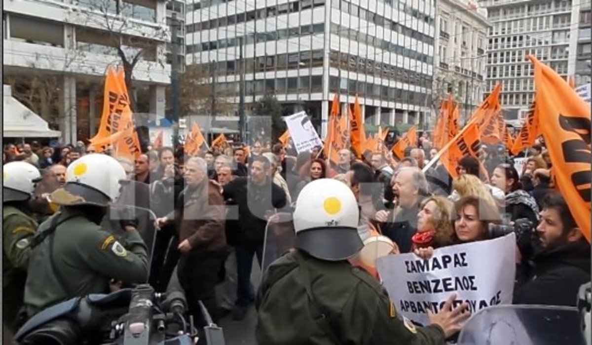 Σύνταγμα:Μάχη διαδηλωτών με ΜΑΤ