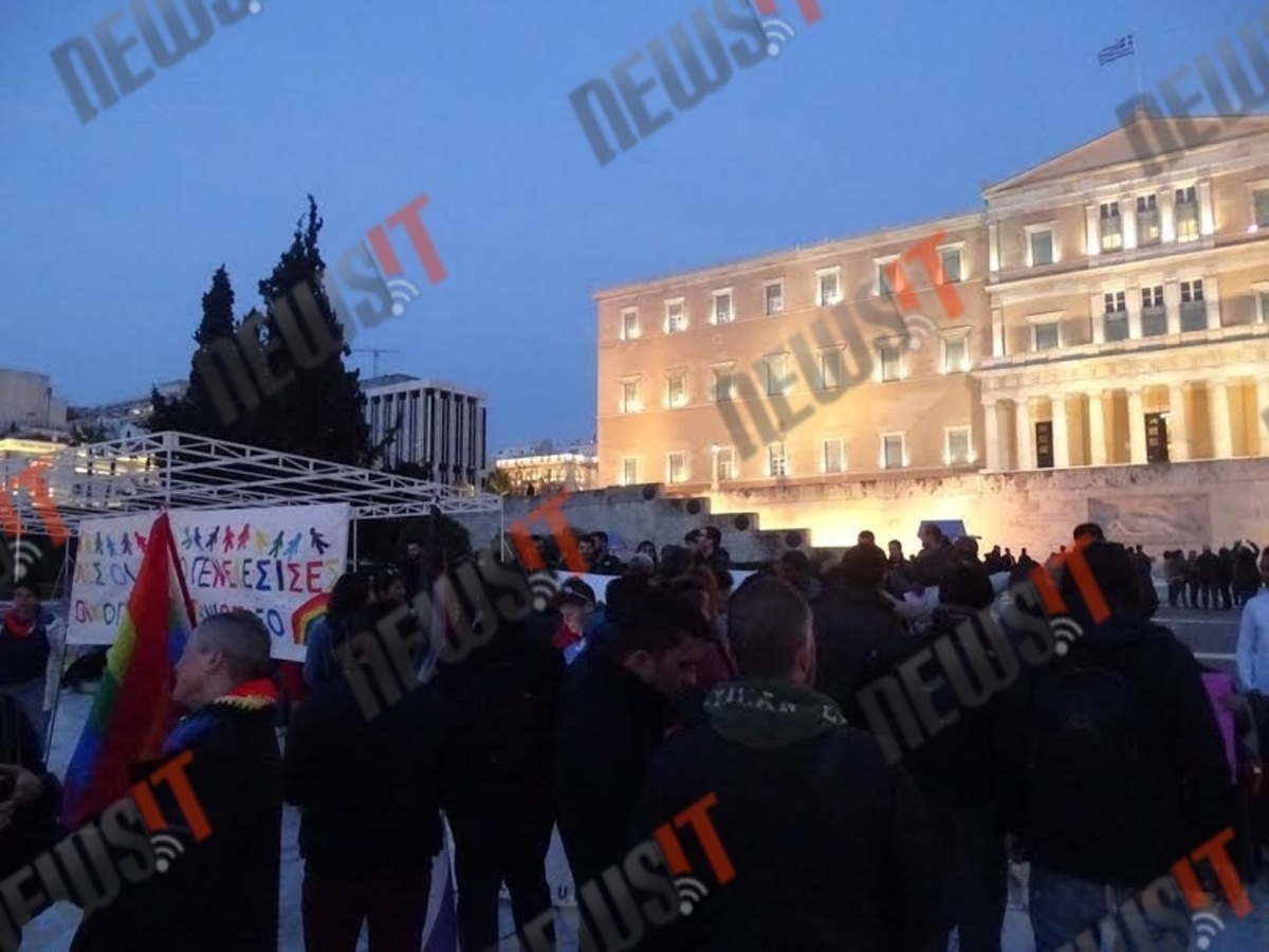 Αντιρατσιστική συγκέντρωση έξω από τη Βουλή – ΦΩΤΟ