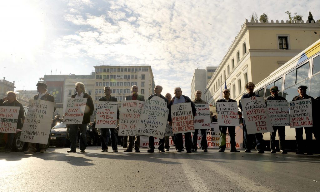 Το μαχαίρι στις συντάξεις από τον Μάιο και αναδρομικά – Σε 8 δόσεις οι μειώσεις