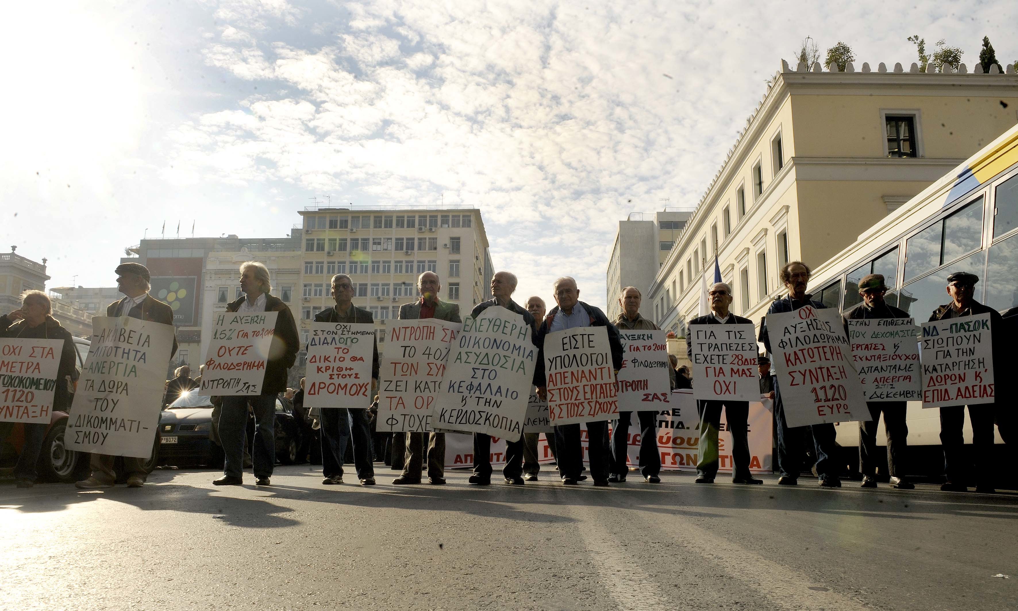 Το μαχαίρι στις συντάξεις από τον Μάιο και αναδρομικά – Σε 8 δόσεις οι μειώσεις