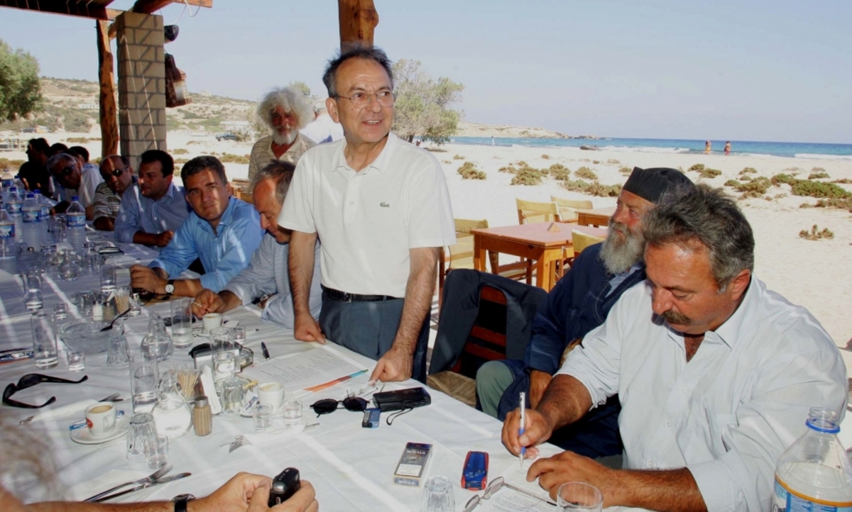 Θερμό επεισόδιο στην Πάρο – Πολίτης προς Σιούφα: “Να σου αφήσω να πληρώσεις τον λογαριασμό με τα κλεμμένα!”