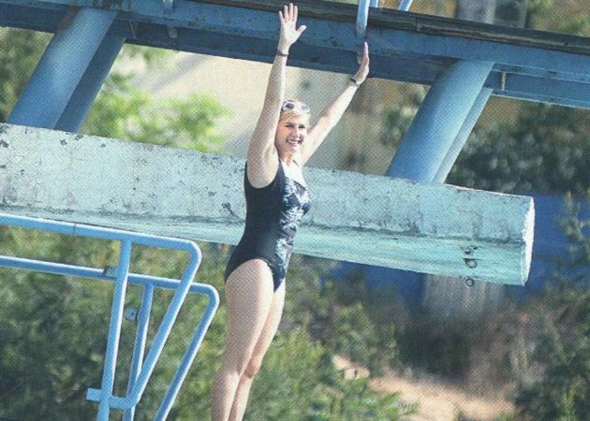 Η βουλευτής του ΣΥΡΙΖΑ φοράει το μαγιό της και δηλώνει: “Το 2017 θα είμαστε μια κανονική χώρα”.