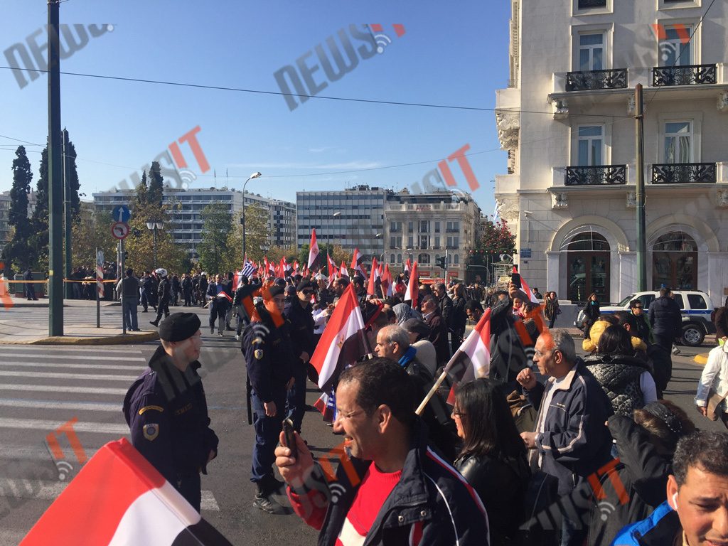 Επίσκεψη Αλ – Σίσι: Αιγύπτιοι αποθέωσαν τον Πρόεδρό τους στο Σύνταγμα