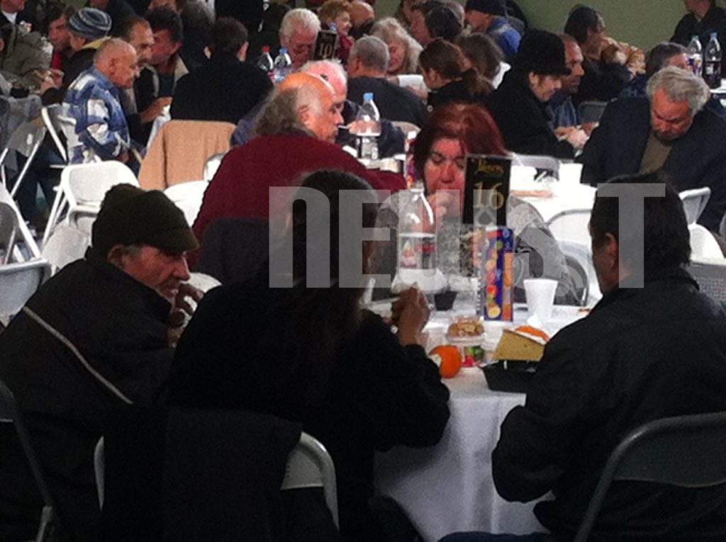 Γεύμα αγάπης για εκατοντάδες άστεγους από το δήμο Αθηναίων