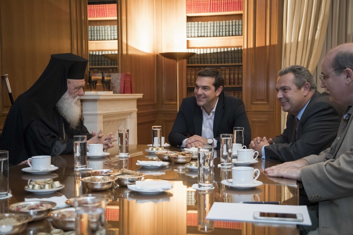 Πρόχειρη λύση για να αποφευχθεί η σύρραξη! Τα νέα προγράμματα Φίλη για τα Θρησκευτικά και τα παλιά βιβλία μαζί στα σχολεία