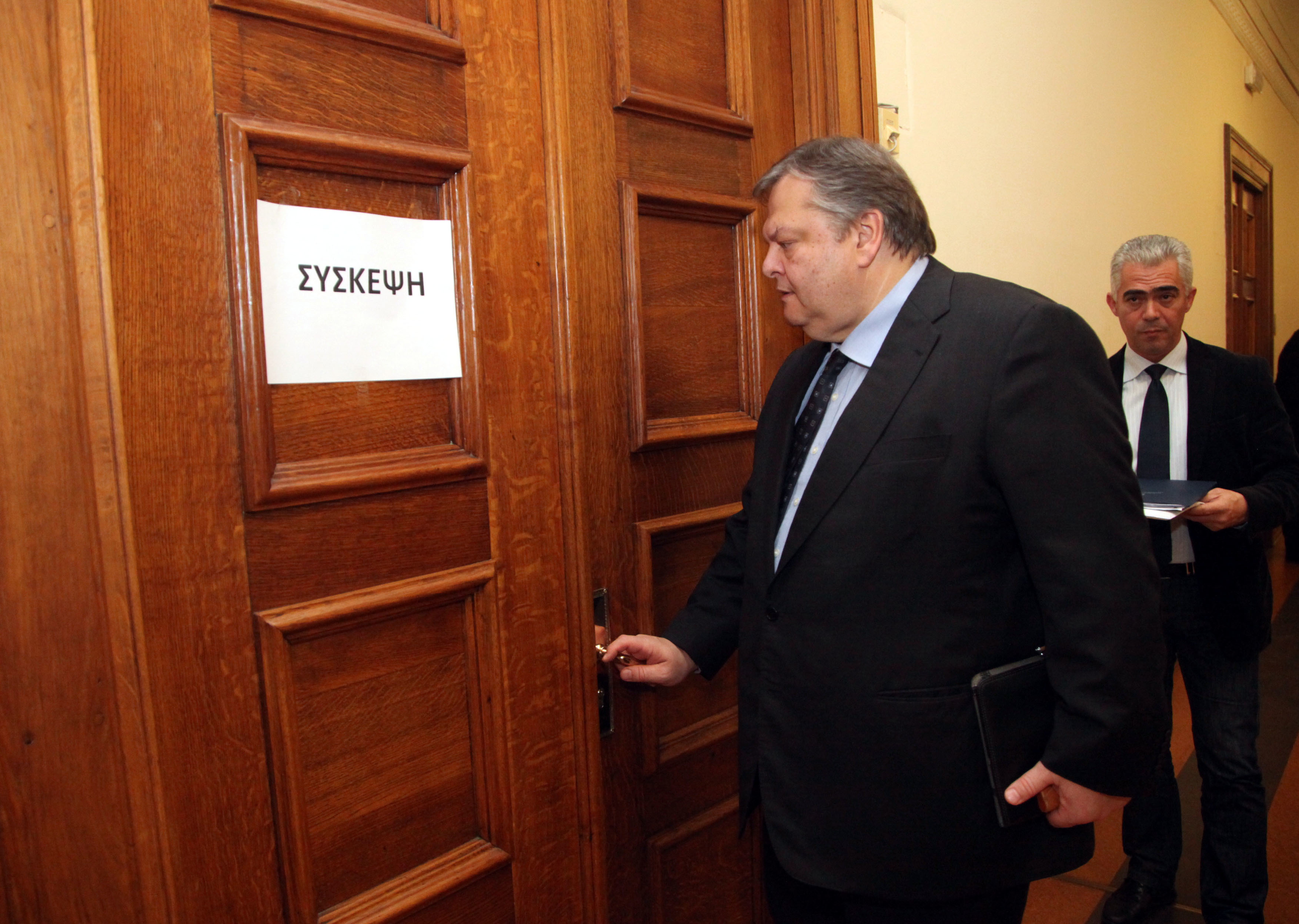 Ηγετική εμφάνιση Βενιζέλου με μηνύματα