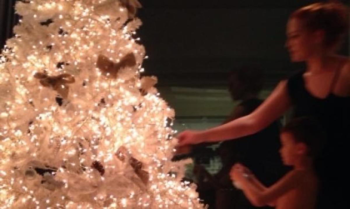 Δείτε τη Σίσσυ Χρηστίδου να στολίζει το Χριστουγεννιάτικο δέντρο!