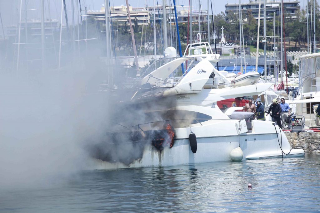 Ξυλόκαστρο: Σκάφος πήρε φωτιά μεσοπέλαγα!