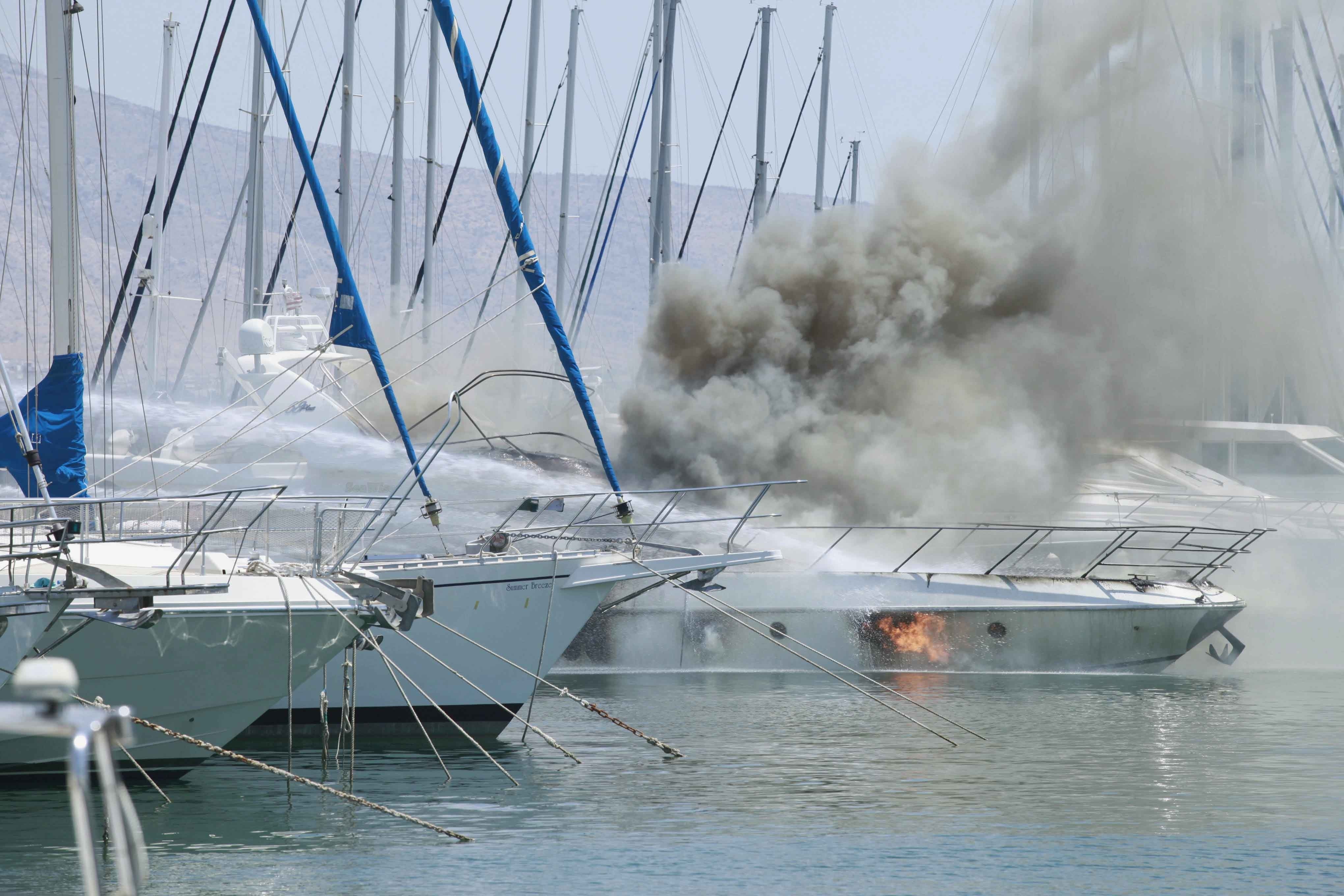 Φωτιά σε σκάφος στο λιμάνι της Ρόδου