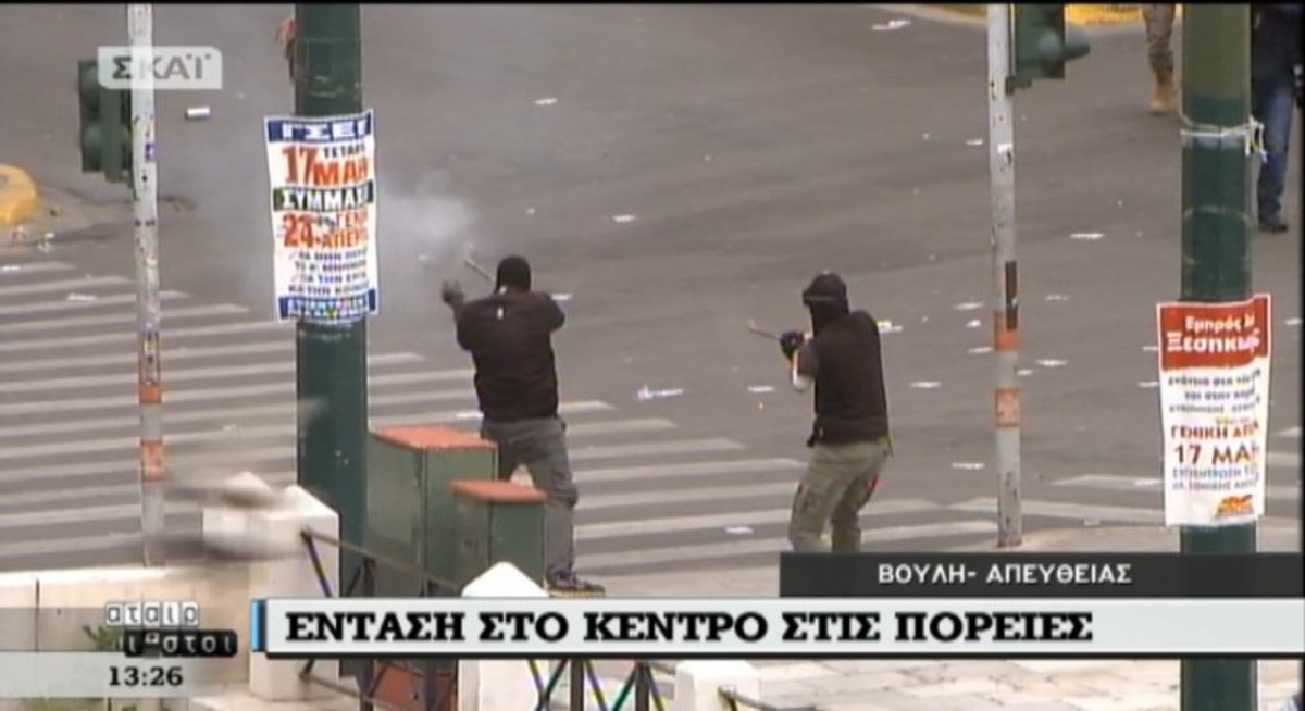 Πέταξαν φωτοβολίδες με όπλο