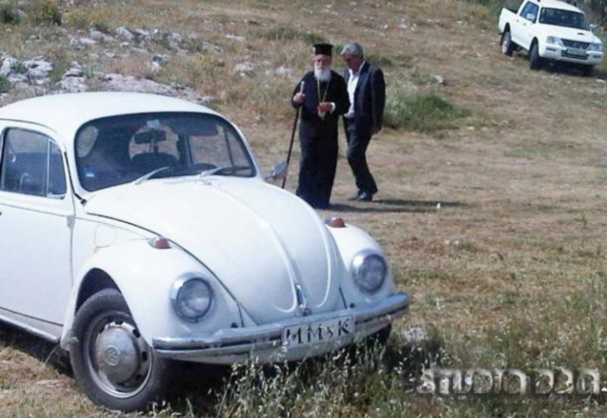 Ο Μητροπολίτης που οδηγεί… σκαραβαίο