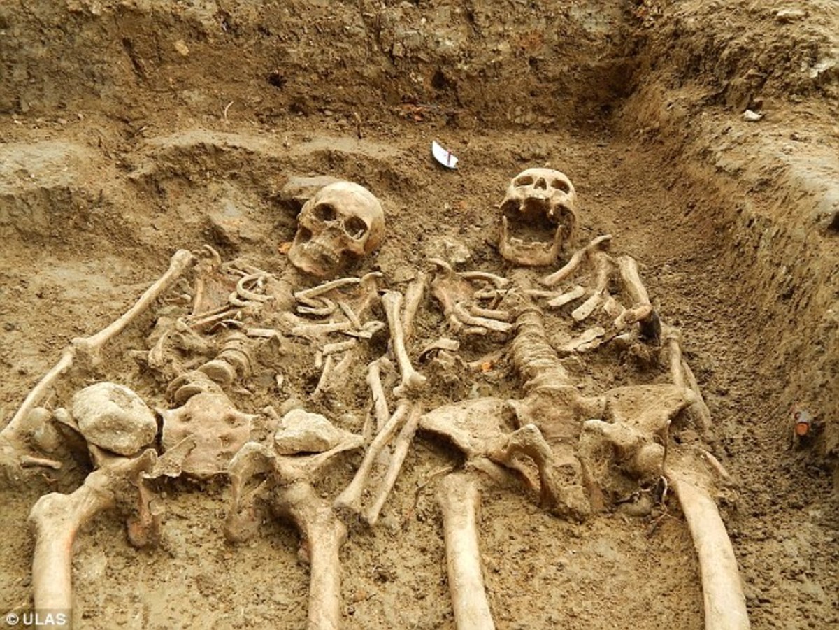 Τους βρήκαν πιασμένους χέρι – χέρι 700 χρόνια μετά… (ΦΩΤΟ)