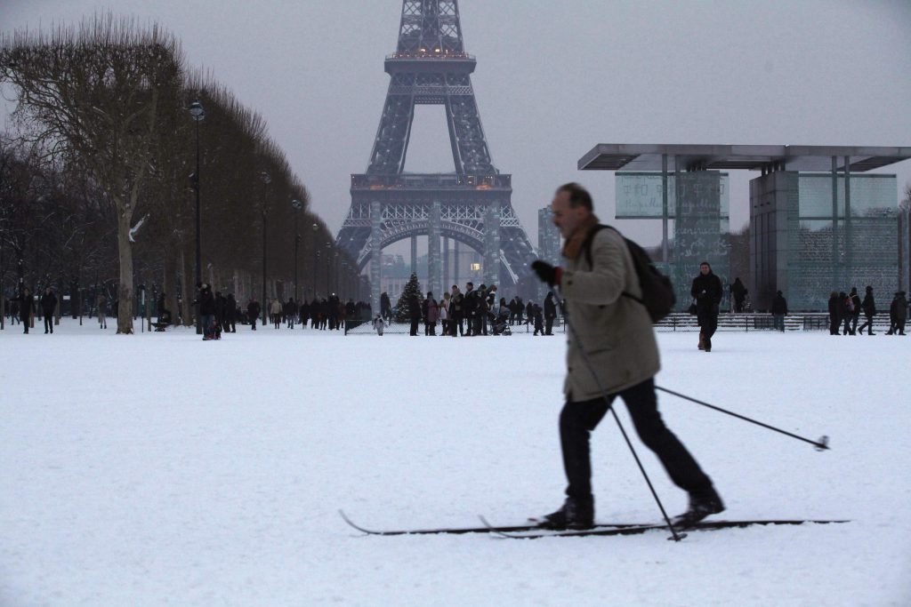 “Παραλύει” η Γαλλία από τον χιονιά