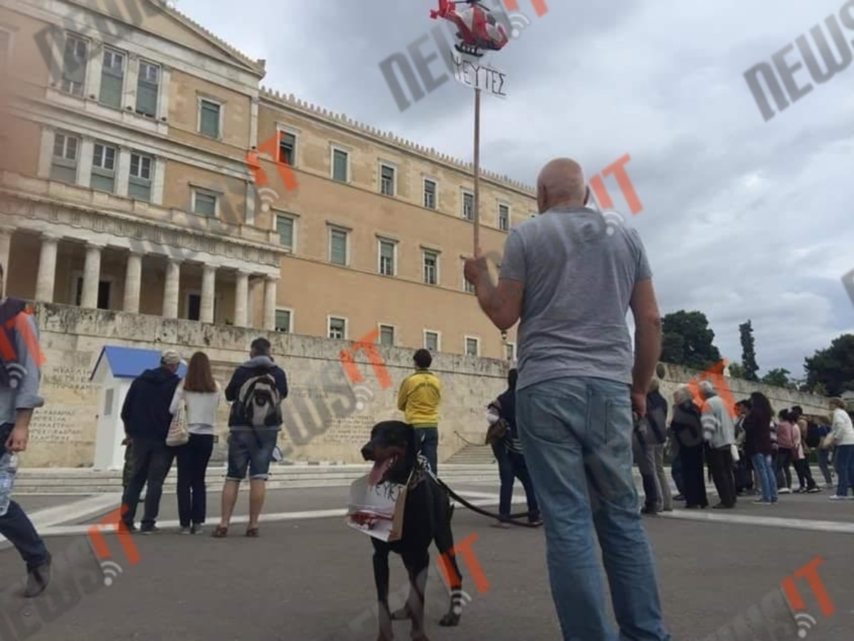 Ένας σκύλος “έφερε” ελικόπτερο στο Σύνταγμα για τον Αλέξη Τσίπρα – ΦΩΤΟ