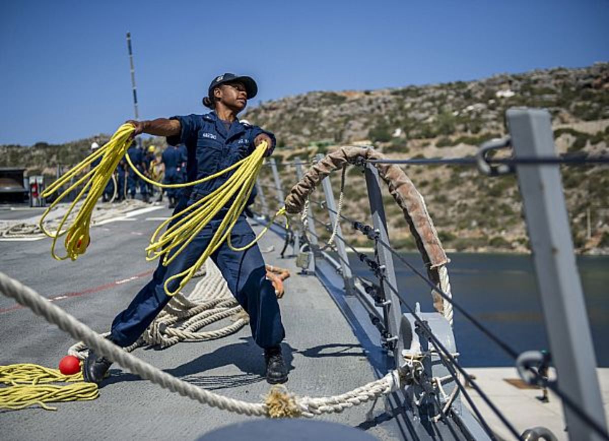 ΣΟΥΔΑ: τα πληρώματα των πλοίων κρούσης για τη Συρία το ΄ριξαν στις “αγγαρείες” – ΦΩΤΟ