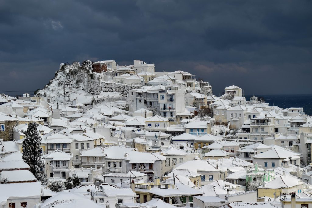 Καιρός: Συνεχίζεται το μαρτύριο σε Σκόπελο, Αλόννησο – Ξεπέρασε τα δύο μέτρα το χιόνι!