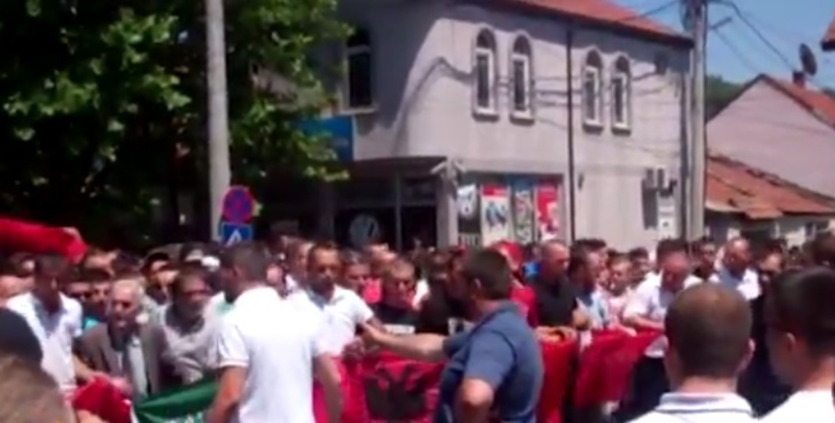 Πετροπόλεμος και δακρυγόνα μεταξύ Αλβανών διαδηλωτών και της αστυνομίας στα Σκόπια