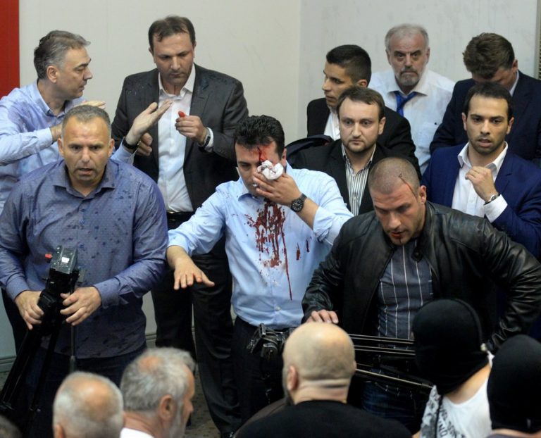 Τα Βαλκάνια “φλέγονται”! Βία και αίμα στα Σκόπια – Εικόνες σοκ από την εισβολή εθνικιστών στη Βουλή [pics, vids]
