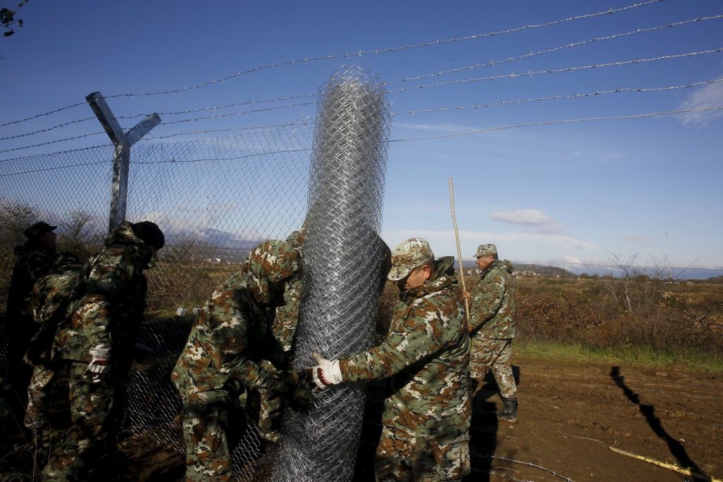 ΠΓΔΜ: Υψώνει φράκτη στα σύνορα με την Ελλάδα (ΦΩΤΟ)