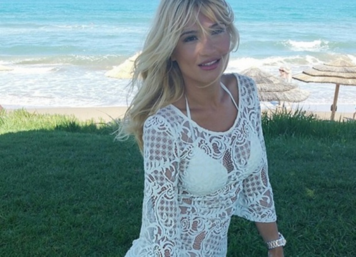 Φαίη Σκορδά: Σκαρφάλωσε σε δέντρο φορώντας μόνο το μπικίνι της!