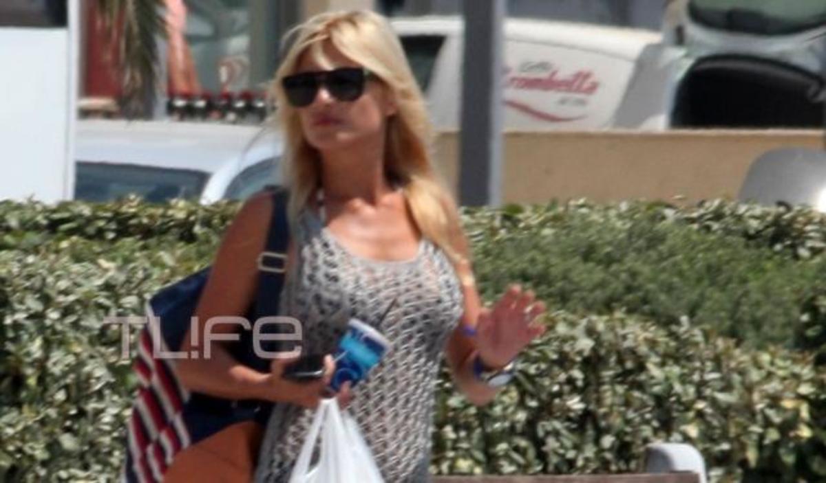 Φαίη Σκορδά: Σέξι και στις βόλτες της στην Τήνο! Φωτογραφίες