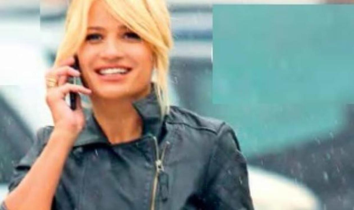 Φαίη Σκορδά: Με αποκαλυπτικό μίνι στην καταρρακτώδη βροχή!