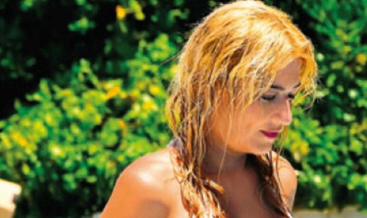 Οι βουτιές της Φαίης Σκορδά με το sexy μπικίνι της