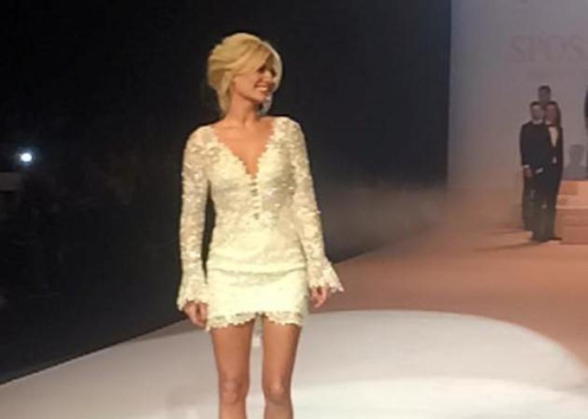 Φαίη Σκορδά: Τρέλανε με το κοντό φόρεμα στην πασαρέλα