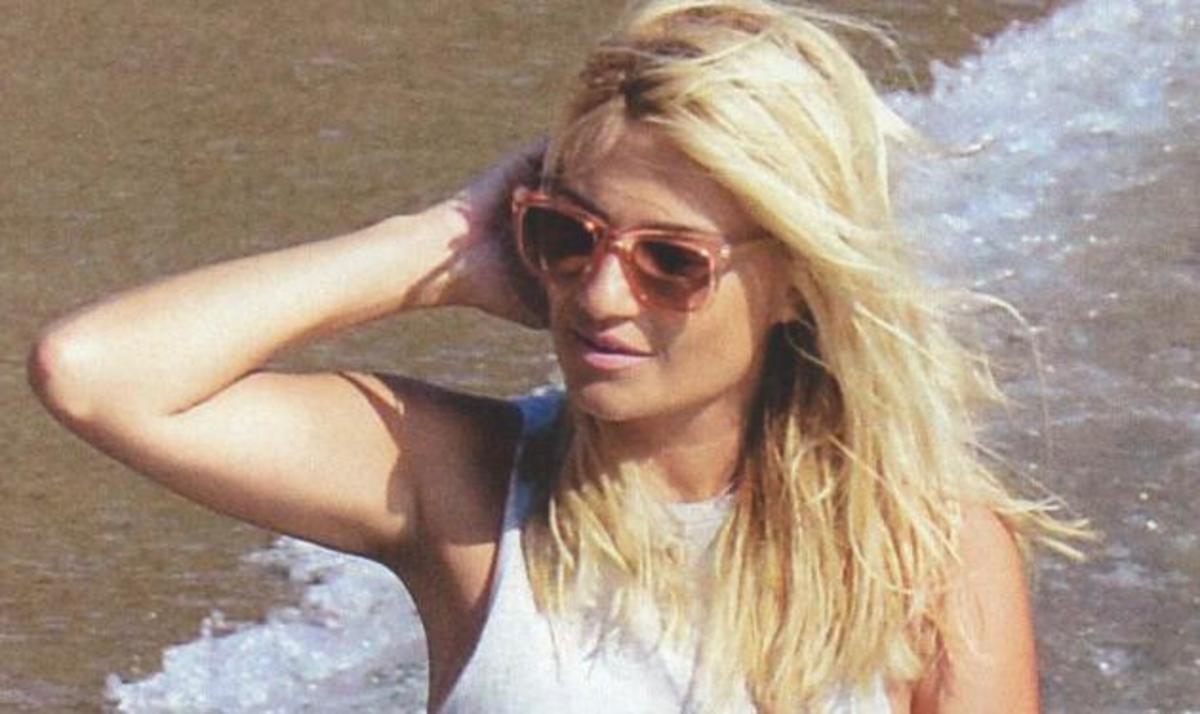 H sexy εμφάνιση της Φαίης Σκορδά με μαγιό, που αναστάτωσε την παραλία!