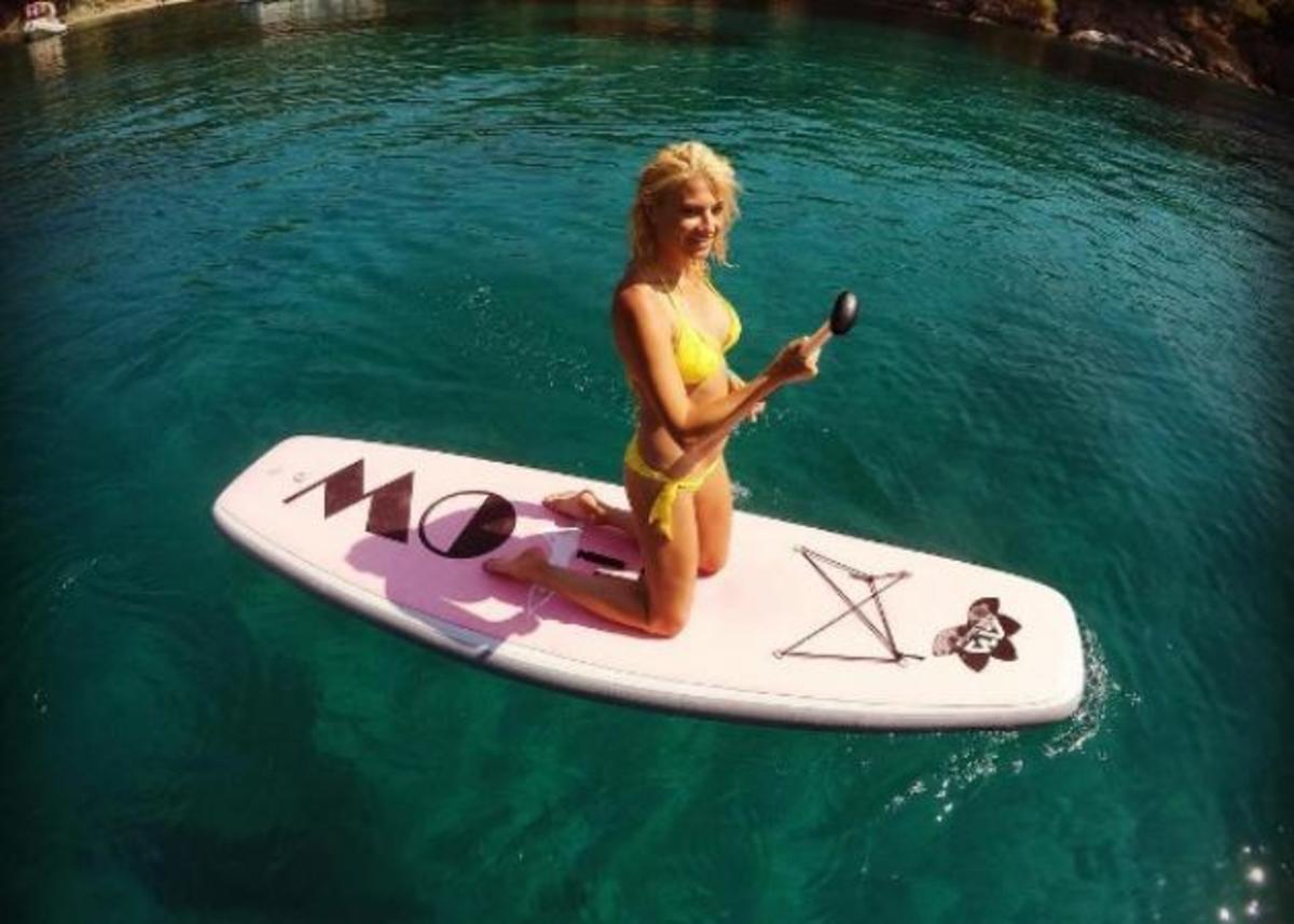 Φαίη Σκορδά: Δείτε τι κάνει τα βράδια στη θάλασσα!