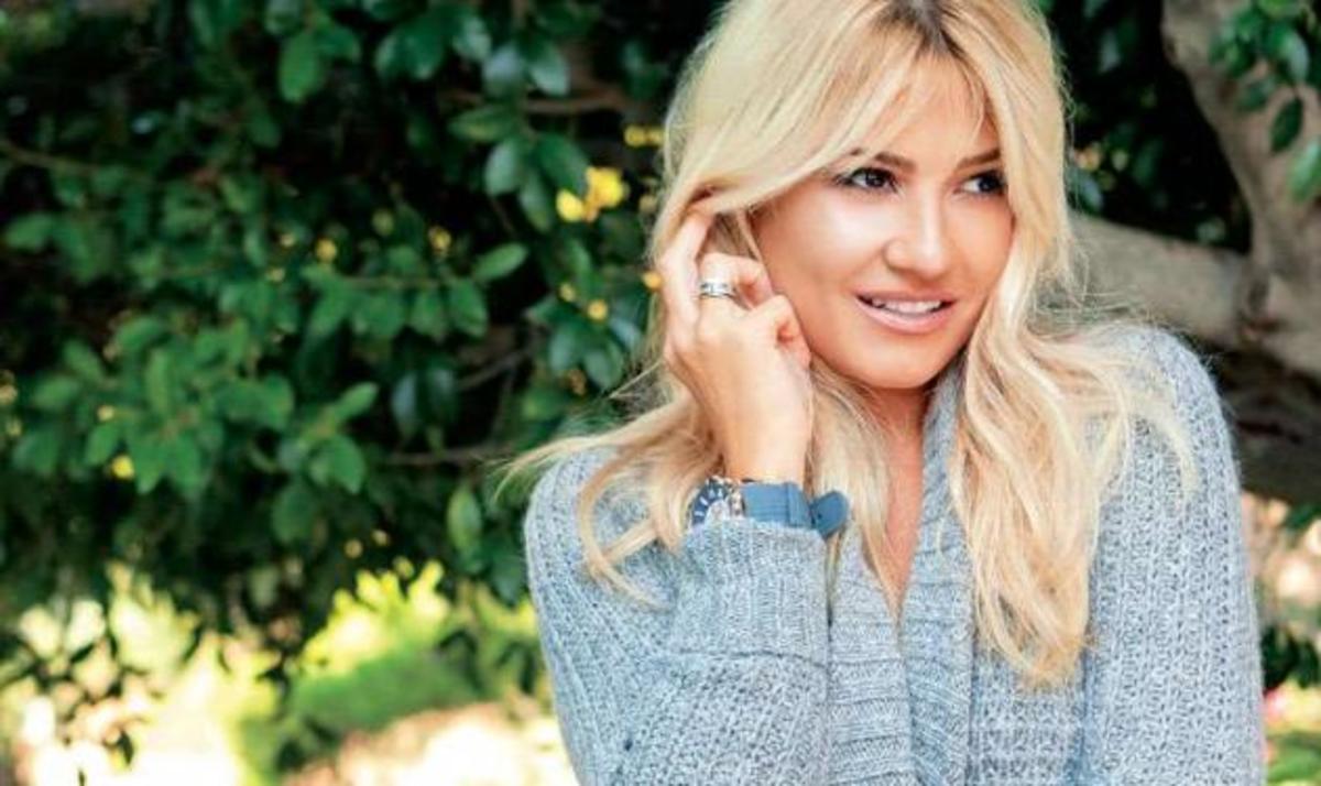 Δείτε τη Φαίη Σκορδά να βγάζει selfie στο αυτοκίνητο