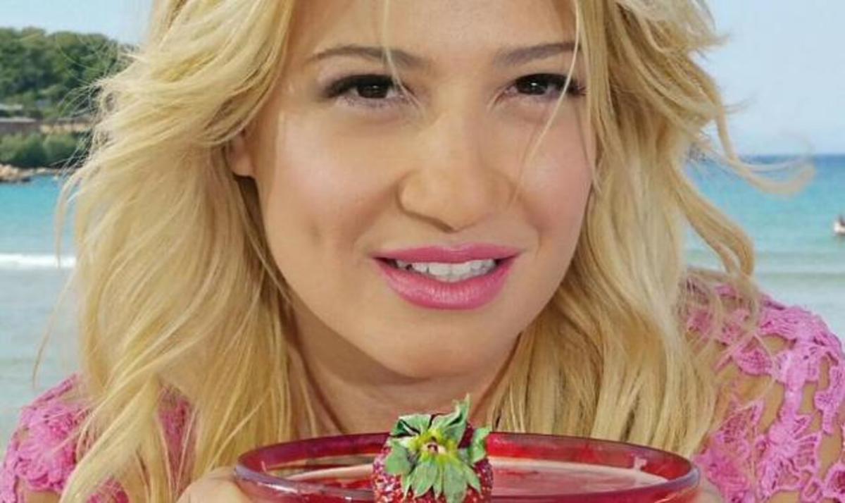 Φαίη Σκορδά: Mας δείχνει τα καλλίγραμμα πόδια της χαλαρώνοντας στη θάλασσα!