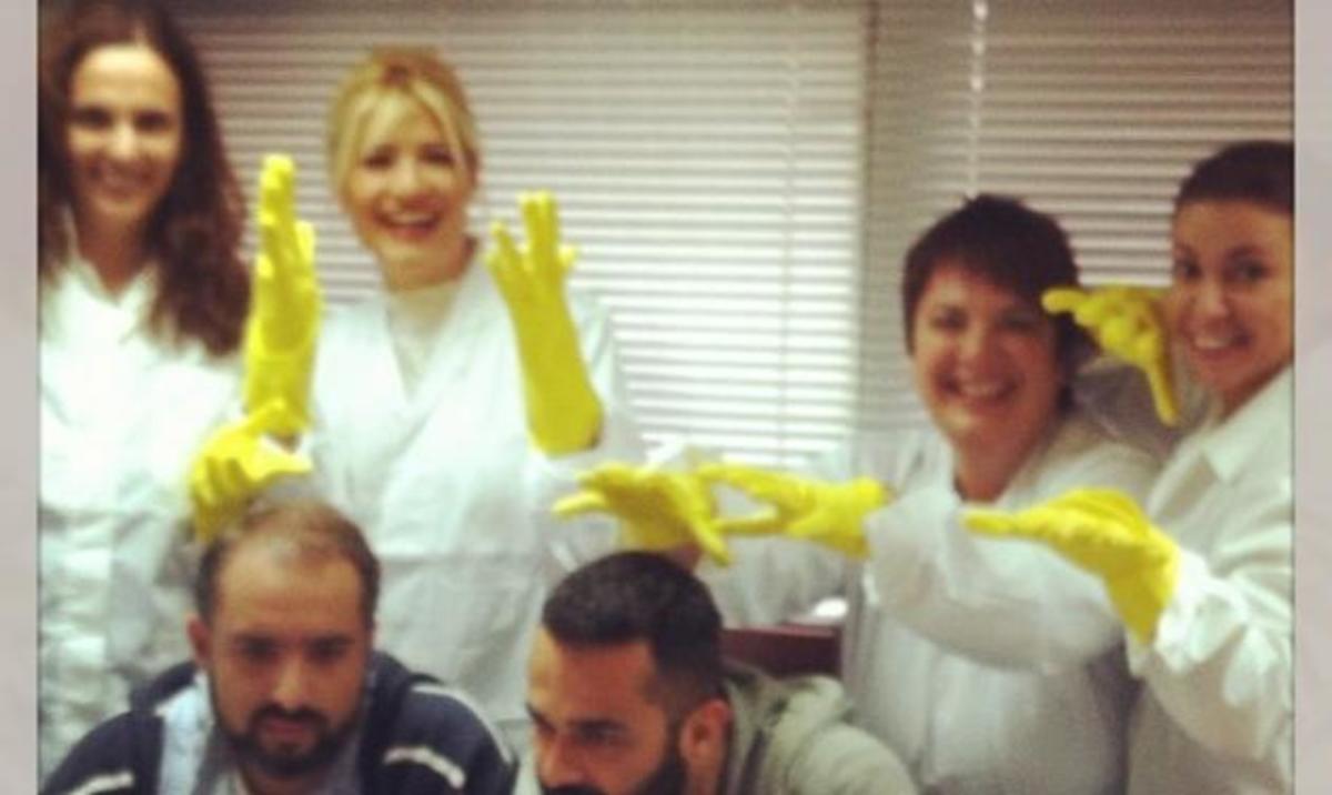 Φ. Σκορδά: Γιατί φόρεσε γάντια και ποδιά;