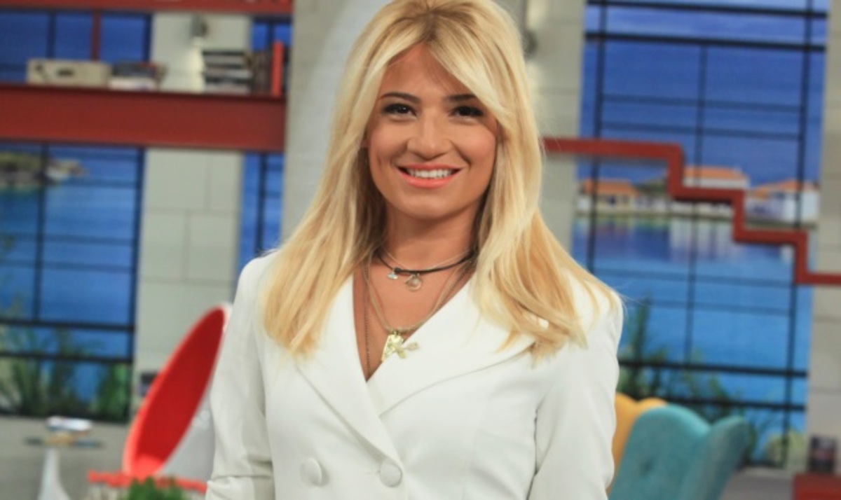 Τι κάνει η Φαίη Σκορδά λίγο πριν πάει στη δουλειά; Βίντεο