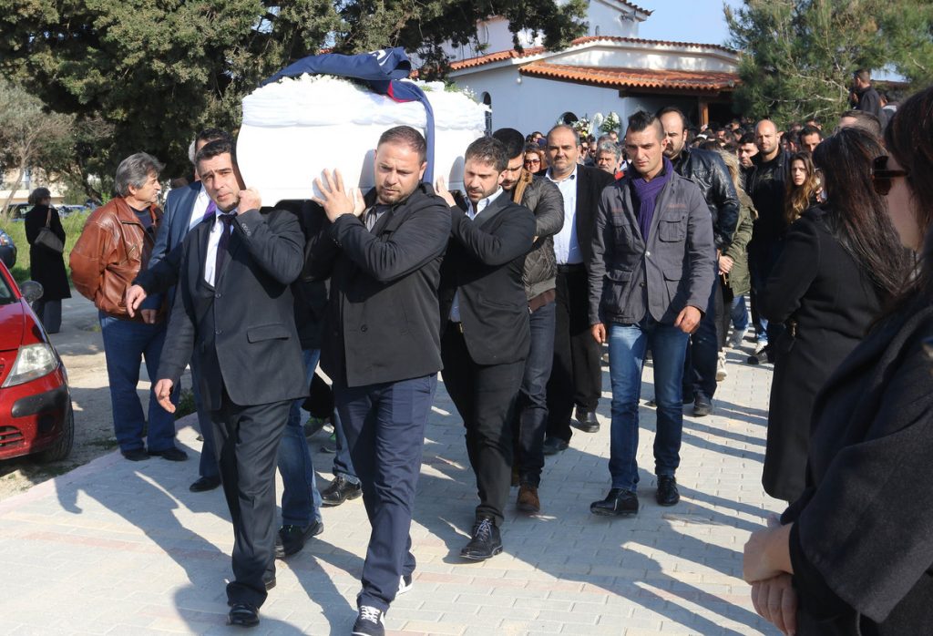 Κρήτη: Ράγισαν καρδιές στην κηδεία του ποδοσφαιριστή (ΦΩΤΟ)