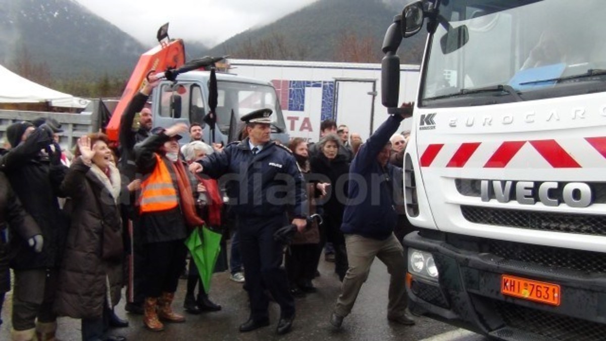 Τρίπολη: Ένταση και συλλήψεις για τα σκουπίδια – Οι κάτοικοι έδιωξαν τα απορριμματοφόρα (ΒΙΝΤΕΟ)